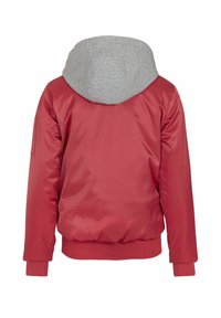 Chaqueta bomber de satén rojo con capucha de felpa gris, puños y dobladillo de canalé, y un bolsillo en la manga izquierda. Textura suave, diseño casual.