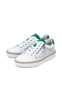 Baskets blanches avec des accents verts, côtés perforés, semelle blanche plate et couture décorative. Comprend un système de laçage et une fermeture éclair sur le côté.
