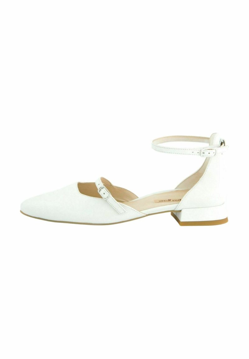 Zapato plano de ante blanco con punta afilada, correa en el tobillo y tacón pequeño. Presenta un corte a los lados y un forro interior suave.