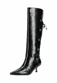 Schwarze knielange Stiefel aus glänzendem Leder, mit spitzer Zehe, seitlicher Schnürung mit Metallösen und niedrigem Absatz.