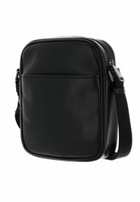 Borsa a tracolla in pelle nera con texture liscia, forma quadrata, tasca anteriore con zip e tracolla regolabile con marchio inciso.