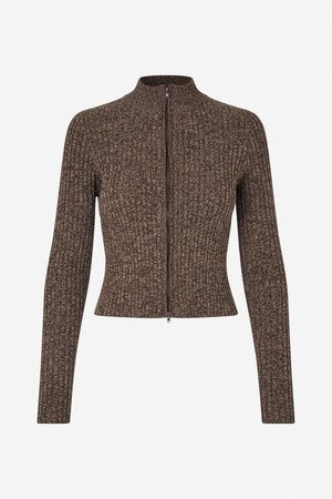 Ribbede, mørkebrune trøje med lynlås, høj hals og lange ærmer. Materialet virker tekstureret, tætsiddende silhuet, lynlåsdetalje foran.