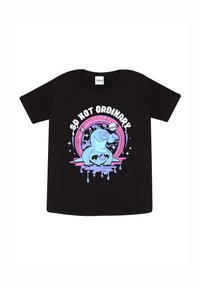 Schwarzes Baumwoll-T-Shirt mit einem blauen Faultier-Graphic und dem Text "SO NOT ORDINARY" in Weiß und Pink, vor einem kreisförmigen Hintergrund.