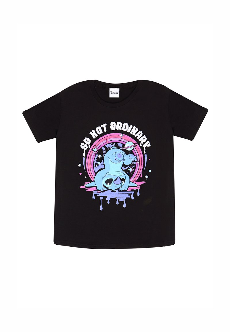Schwarzes Baumwoll-T-Shirt mit einem blauen Faultier-Graphic und dem Text "SO NOT ORDINARY" in Weiß und Pink, vor einem kreisförmigen Hintergrund.