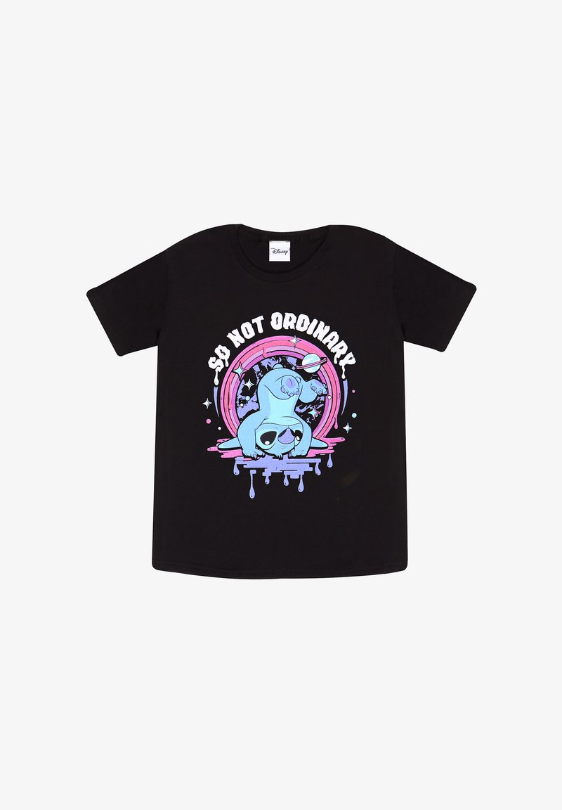 Schwarzes Baumwoll-T-Shirt mit einem blauen Faultier-Graphic und dem Text "SO NOT ORDINARY" in Weiß und Pink, vor einem kreisförmigen Hintergrund.