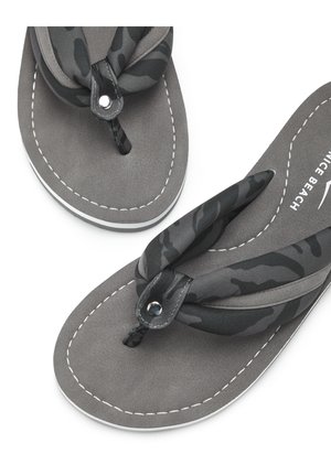 Paar graue Flip-Flops mit gepolsterten schwarzen Camouflage-Riemen und weißen Ziernähten auf der Innensohle und Sohlenkante.