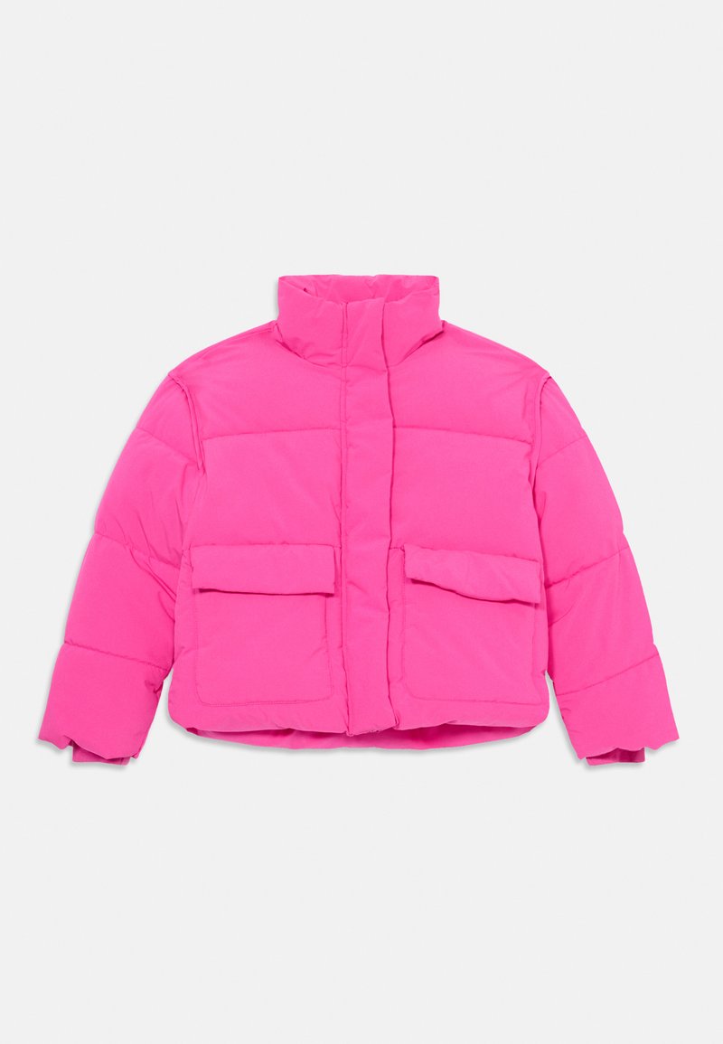 Svetlo roza skrajšana puhovka z visokim ovratnikom, sprednjim zadrgo, pokrito z preklopom, in dvema velikima žepoma s preklopom spredaj.