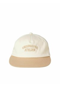 Baseballpet met een crèmekleurige bovenkant en beige klep. Heeft geborduurde tekst "ORIGINALS CO. ATELIER" in lichtbruin.