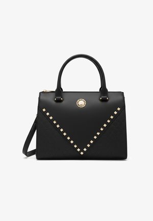 Borsa nera in materiale sintetico liscio, caratterizzata da una forma strutturata, ferrature dorate, borchie quadrate e un dettaglio logo sulla parte frontale.