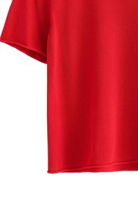 Rød kortærmet t-shirt lavet af blødt stof med en glat tekstur. Har en rund halsudskæring og en lige kant. Simpelt design uden yderligere detaljer.