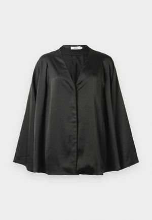 Czarna jedwabna bluzka z długimi, szerokimi rękawami i głębokim dekoltem w kształcie litery V, zaprezentowana na jednolitym białym tle.