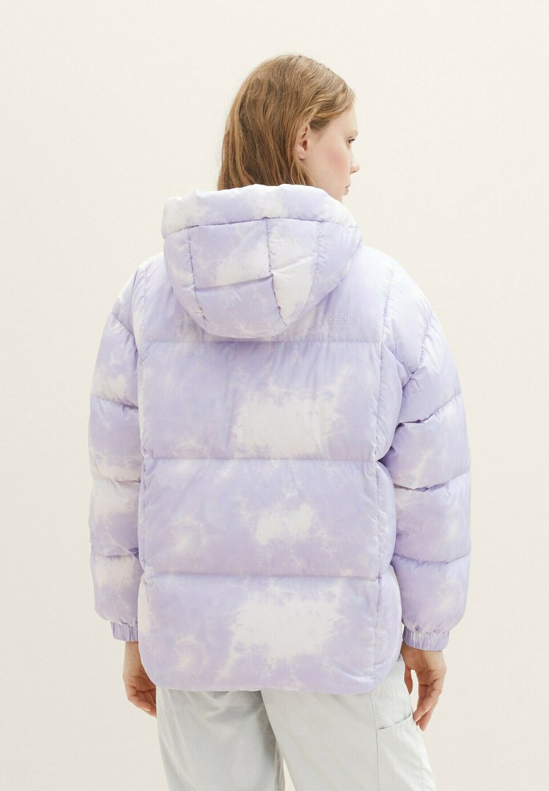 Puchowy lawendowy kurtka w wzór tie-dye i z kapturem. Ma poziome pikowane sekcje oraz elastyczne mankiety dla lepszego dopasowania.
