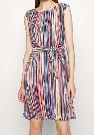 Sukienka bez rękawów, sięgająca do kolan, z pionowymi, wielokolorowymi paskami i dopasowanym paskiem z tkaniny przewiązanym w talii.