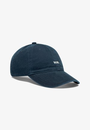 Berretto da baseball blu navy con visiera curva e piccolo logo bianco "W.W." ricamato al centro frontale.