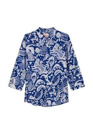 Blauw overhemd met lange mouwen en knopen, bedrukt met witte bloemen- en dierenpatronen, waaronder gestileerde vogels en abstracte vormen.