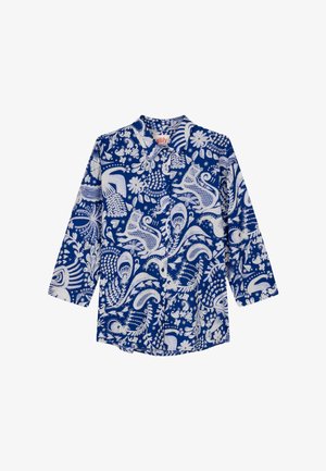 Blauw overhemd met lange mouwen en knopen, bedrukt met witte bloemen- en dierenpatronen, waaronder gestileerde vogels en abstracte vormen.