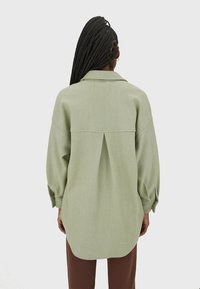 Stradivarius Leichte Jacke - mottled green