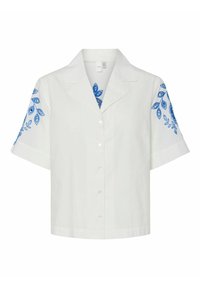 Hvit kortermet skjorte med blå broderte bladmønstre på ermene og kragen, med spiss krage og frontlukking med knapper.