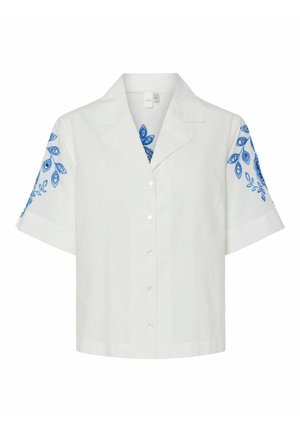 Chemise blanche à manches courtes avec des motifs de feuilles brodés en bleu sur les manches et le col, dotée d'un col pointu et d'une fermeture à boutons sur le devant.