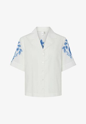 Chemise blanche à manches courtes avec des motifs de feuilles brodés en bleu sur les manches et le col, dotée d'un col pointu et d'une fermeture à boutons sur le devant.