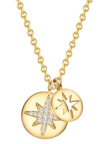 Guld halskæde med to vedhæng: ét cirkulært med et stjernedesign besat med klare sten, og et mindre udskåret stjernetilhæng. Kædelinkene er ovale.