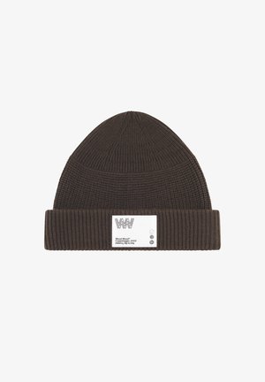 Bonnet en tricot marron avec texture côtelée, revers replié et étiquette en tissu blanc portant le nom de la marque et le logo.