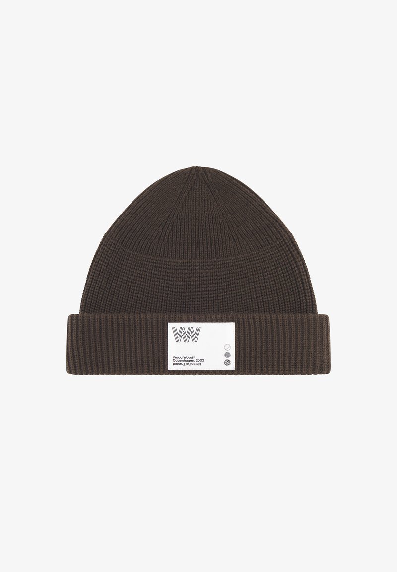 Ruda megzta kepurė su raukšlėta tekstūra, sulankstytu kraštu ir baltu audinio žymėjimu, kuriame užrašyta prekės ženklo pavadinimas ir logotipas.