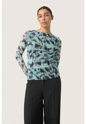 Langermige top in licht teal met een zwart abstract patroon. Heeft een bottenhals en een getailleerde taille, gemaakt van een soepele, lichte stof.