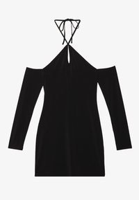 Robe noire décolletée sur les épaules avec des manches longues, un col en forme de trou de serrure et des liens à nouer autour du cou. Fabriquée en tissu doux, elle présente une silhouette ajustée et une texture lisse.