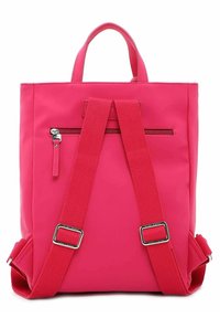 Mochila rosa hecha de material duradero, con dos correas ajustables, un asa superior y un bolsillo trasero con cremallera.