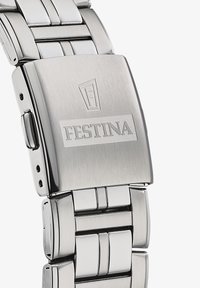 Orologio da polso argenteo con cinturino in acciaio inossidabile spazzolato. Presenta una chiusura rettangolare incisa con il logo "Festina". I link sono lucidi e opachi.
