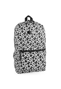 Mochila en blanco y negro con un patrón de logotipos repetido, un asa superior, bolsillo frontal con cremallera y correas ajustables. Material de tela suave.