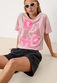 QS CROPPED  - T-shirt print - rosa