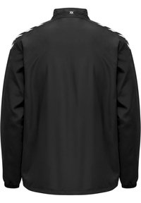 Sort jakke med stående krave og elastiske manchetter, prydet med hvide sidelister og et logo ved halsen. Glat, letvægtsmateriale.