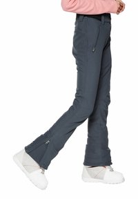 Harmaat pehmeät kankaat housut, joissa on slim-fit -leikkaus, vetoketjulliset taskut, vahvistetut saumat ja nilkkavetoketjut. Yhdistettyinä valkoisiin kenkiin.