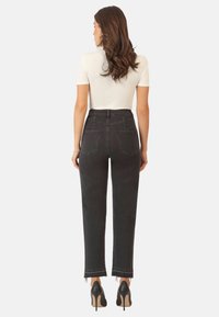 Apart MIT KRISTALLSTEINEN - Vaqueros slim fit - schwarz