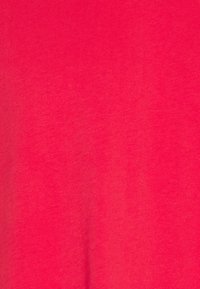 Helles rosa Baumwollgewebe mit glatter Textur, das ein geripptes Muster aufweist. Das Material ist leicht und gleichmäßig in der Farbe ohne Akzente.