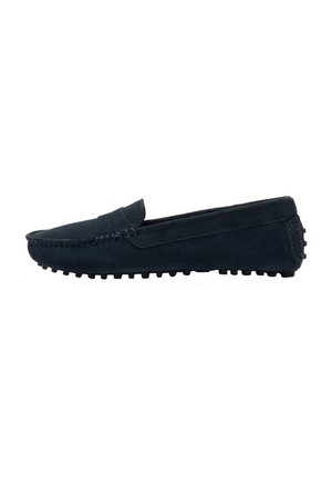 Mocasines de ante azul marino con un diseño moccasin. Presentan una puntera cosida y una suela de goma texturizada para mayor agarre.