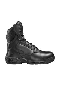 Zwarte tactische laars van glad leer, met een hoge kraag, vetersluiting aan de voorkant, versterkte neus en een robuuste rubberen zool met een profiel voor grip.