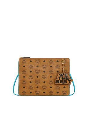 Braune Designertasche mit wiederholtem MCM-Logo-Muster, blauem Riemen und hängendem Anhänger mit der Aufschrift "WE THE BEST."