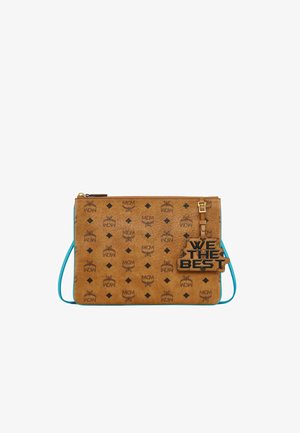 MCM, MCM X WE THE BEST POUCH ZUM UMHÄNGEN IN VISETOS - Schoudertas - cognac