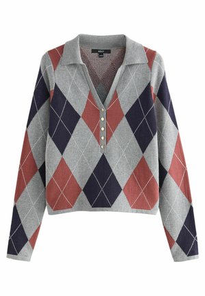 Šedý svetr s argyle vzorem v červené a námořnické modři. V-šový design, dlouhé rukávy a detail knoflíku na výstřihu. Měkká textura.