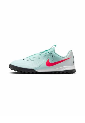 Ljusblå atletiska skor med en texturerad ovandel, rosa Nike Swoosh och svart gummisula. Har snörning och vadderad krage.