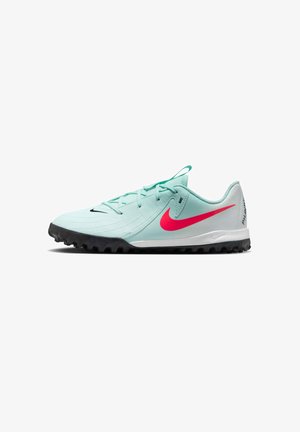 Baskets de sport bleu clair avec une tige texturée, Swoosh Nike rose et semelle en caoutchouc noir. Dotées d'un système de laçage et d'un col rembourré.