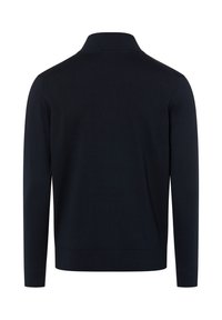 Granatowy sweter z dzianiny z kołnierzem i długimi rękawami, o gładkiej fakturze oraz ściągaczach przy mankietach i dole. Widok z tyłu.