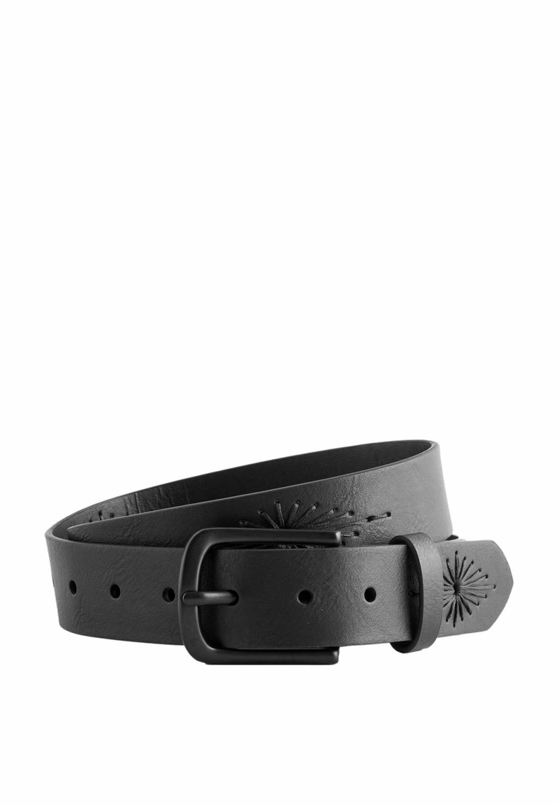 Cinturón de cuero negro con un diseño sólido, que presenta una hebilla negra mate y un patrón de costura decorativa cerca de la hebilla y la punta.