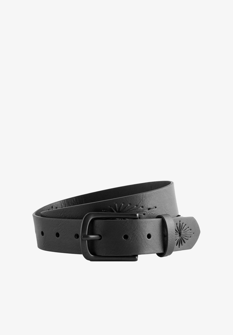 Cinturón de cuero negro con un diseño sólido, que presenta una hebilla negra mate y un patrón de costura decorativa cerca de la hebilla y la punta.