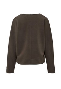 Brązowy sweter z dekoltem łódkowym, długimi rękawami i prostym krojem. Gładka tkanina z minimalnymi szwami i bez widocznych wzorów.