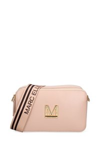 Borsa a tracolla color pesca in materiale sintetico liscio con logo dorato, chiusura con zip e tracolla in tessuto a strisce con il nome del marchio.