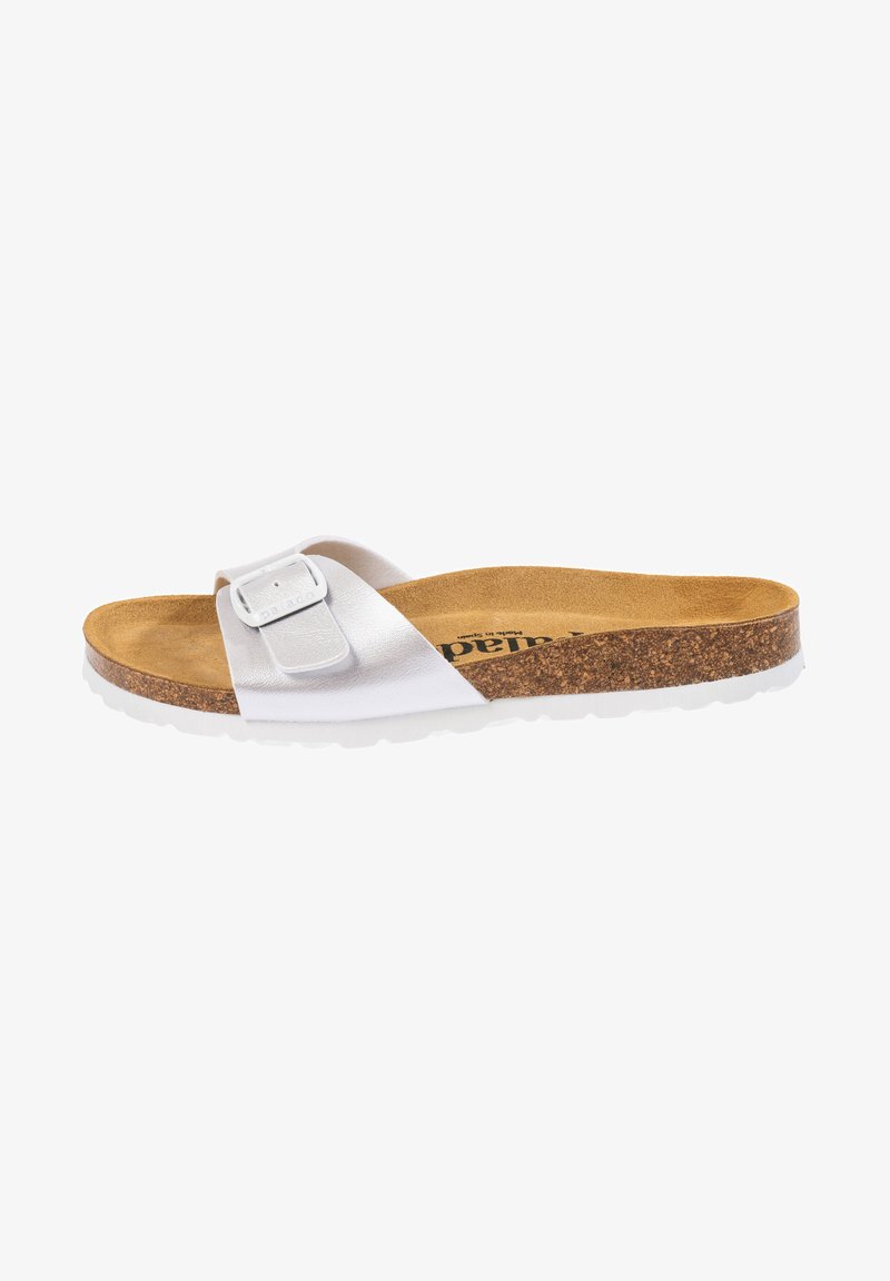 Witte slipper sandaal met een metalen band en een gespaccent, kurken voetbed en witte rubberen buitenzool. Glad oppervlak en minimalistisch ontwerp.